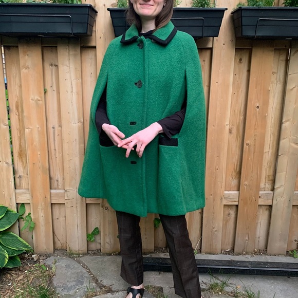 Vintage Green Cape 🪁 - Picture 1 of 7